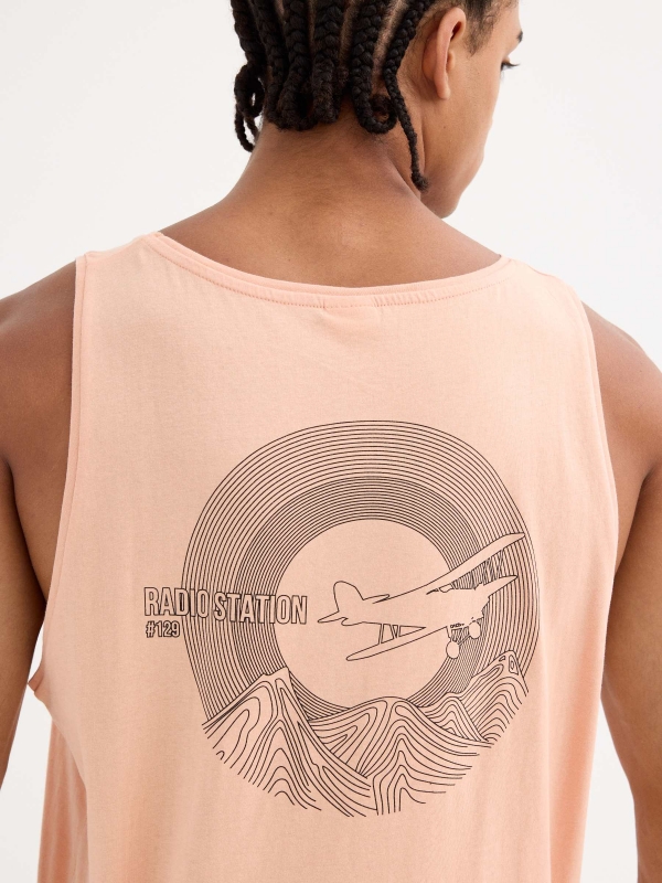 Camiseta tirantes estampado avioneta rosa nude vista detalle