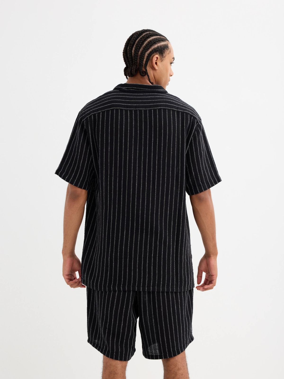 Camisa manga corta rústica rayas negro vista media trasera