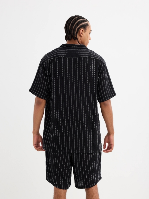Camisa manga corta rústica rayas negro vista media trasera