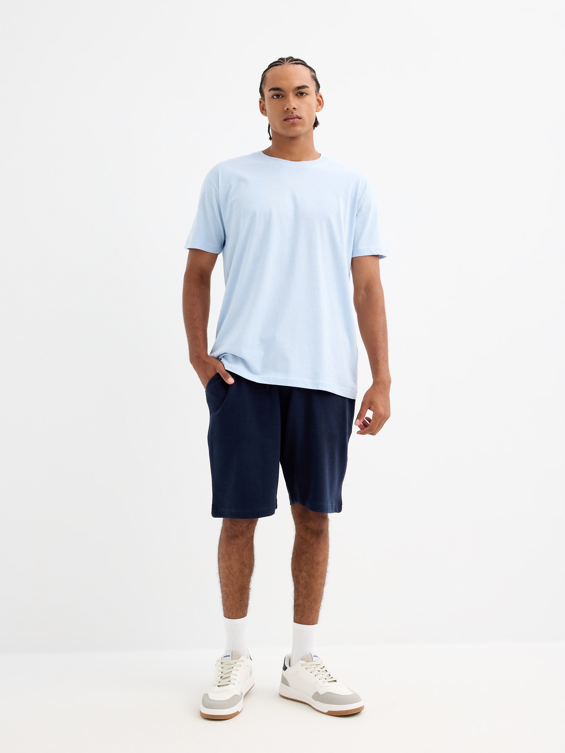 Bermuda jogger básica azul marino vista media frontal