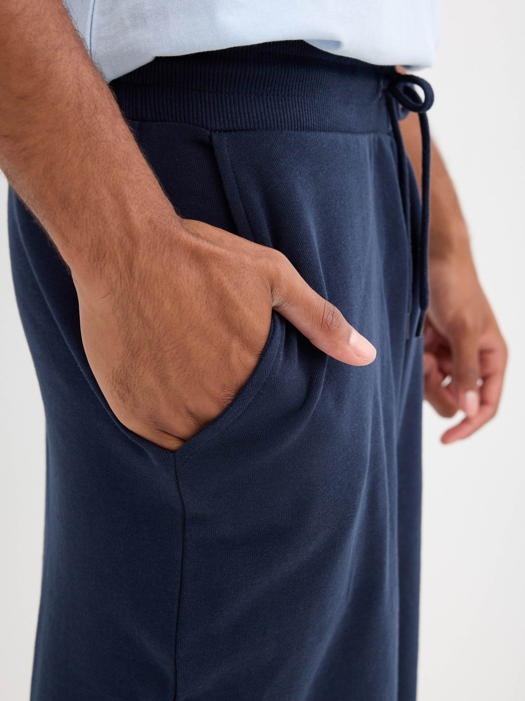 Bermuda jogger básica azul marino vista media frontal