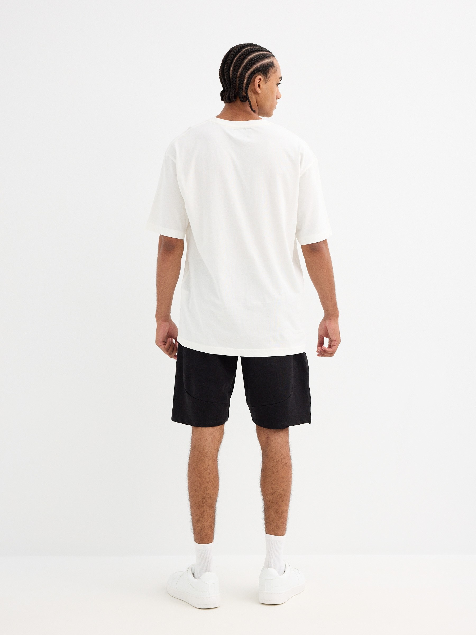 Bermuda jogger básica negro vista media frontal