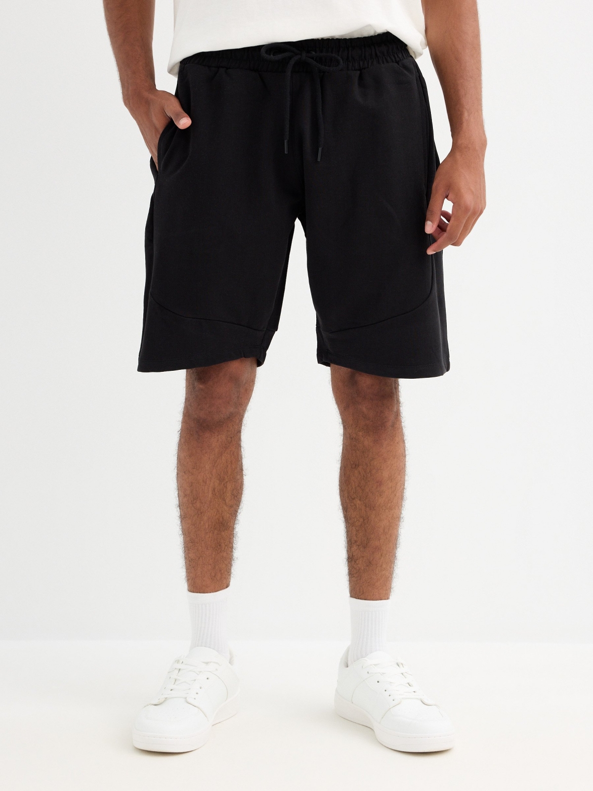 Bermuda jogger básica negro vista general frontal