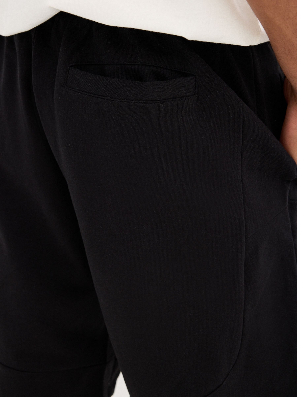 Bermuda jogger básica negro vista detalle