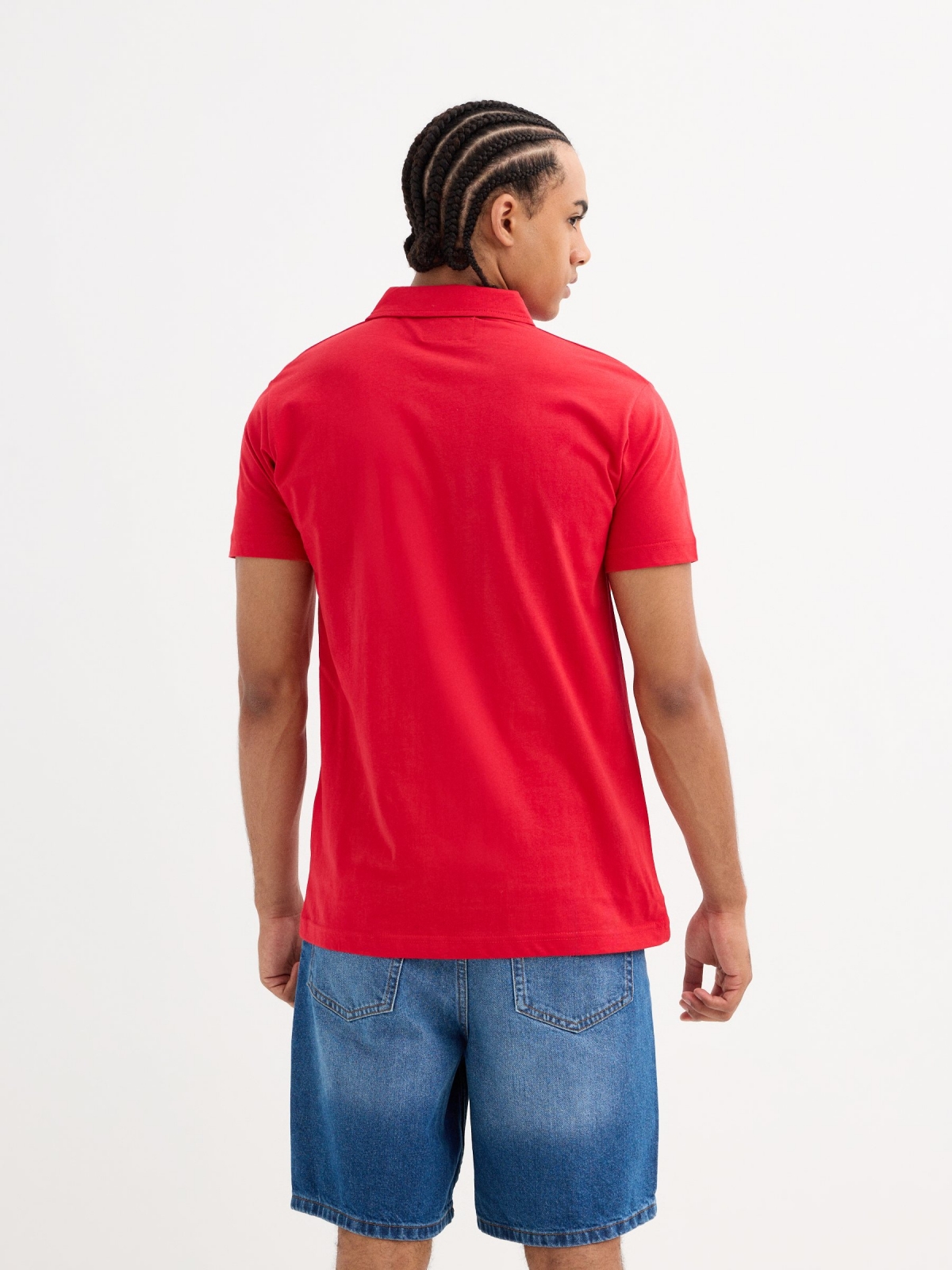 Polo básico manga corta rojo vista media trasera