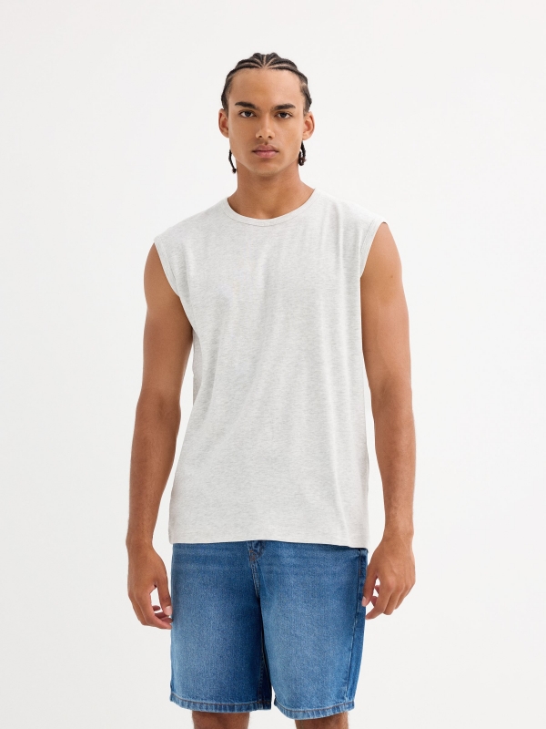 T-shirt básica sem mangas cinza vista meia frontal