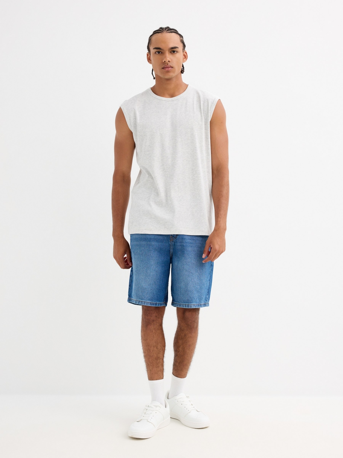 Basic sleeveless t-shirt grey front view