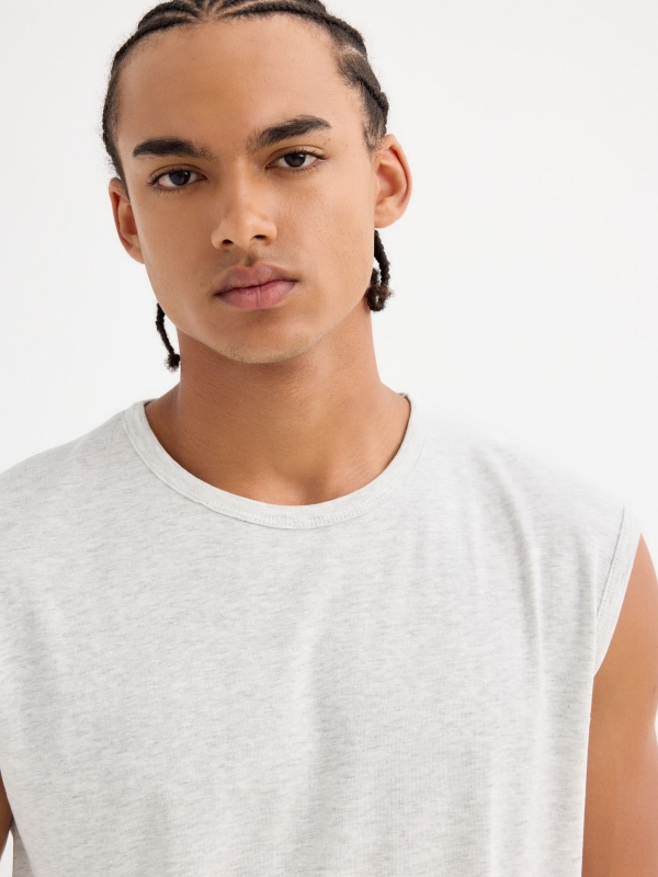 T-shirt básica sem mangas cinza vista detalhe