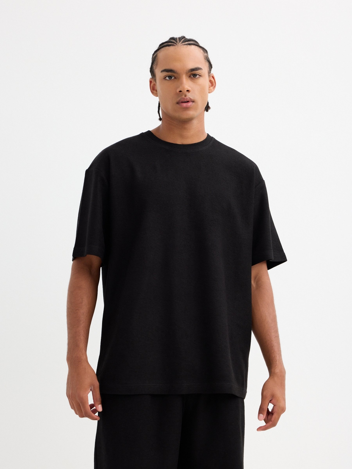 Camiseta básica oversized preto vista meia frontal