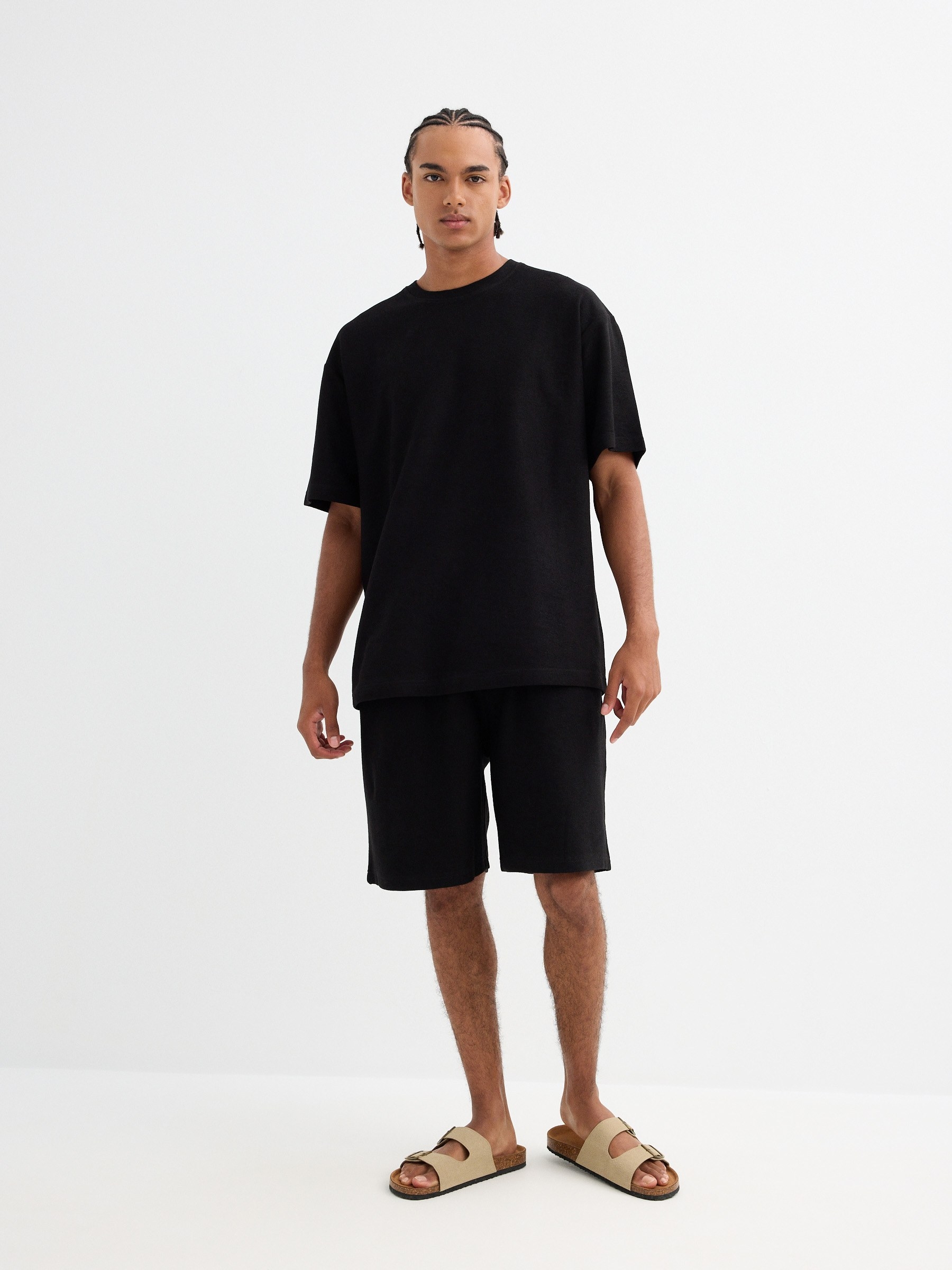 Camiseta básica oversized preto vista meia frontal