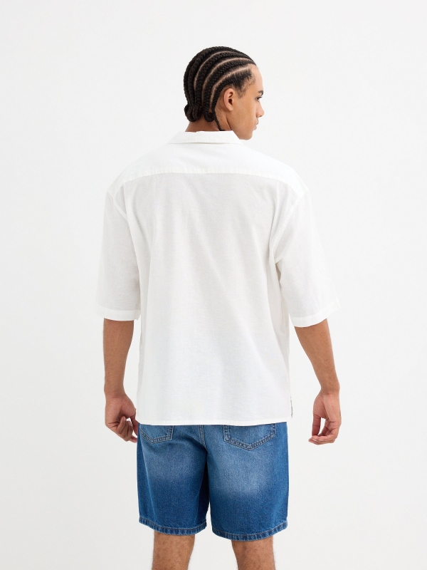 Camisa de manga curta lisa off white vista meia traseira