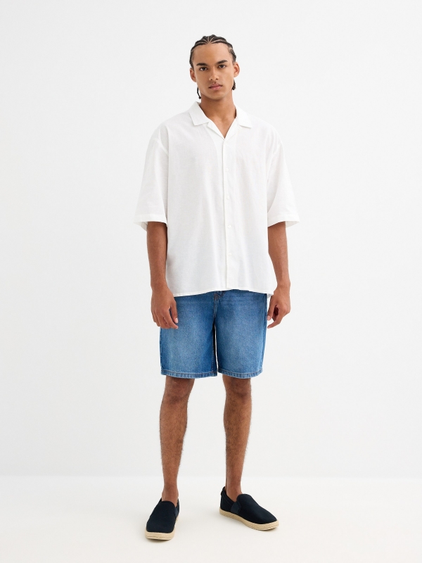 Camisa de manga curta lisa off white vista geral frontal