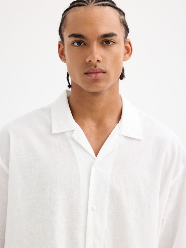 Camisa de manga curta lisa off white vista detalhe