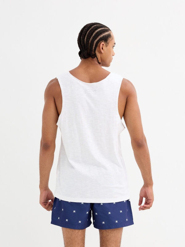 T-shirt regata básica branco vista meia traseira