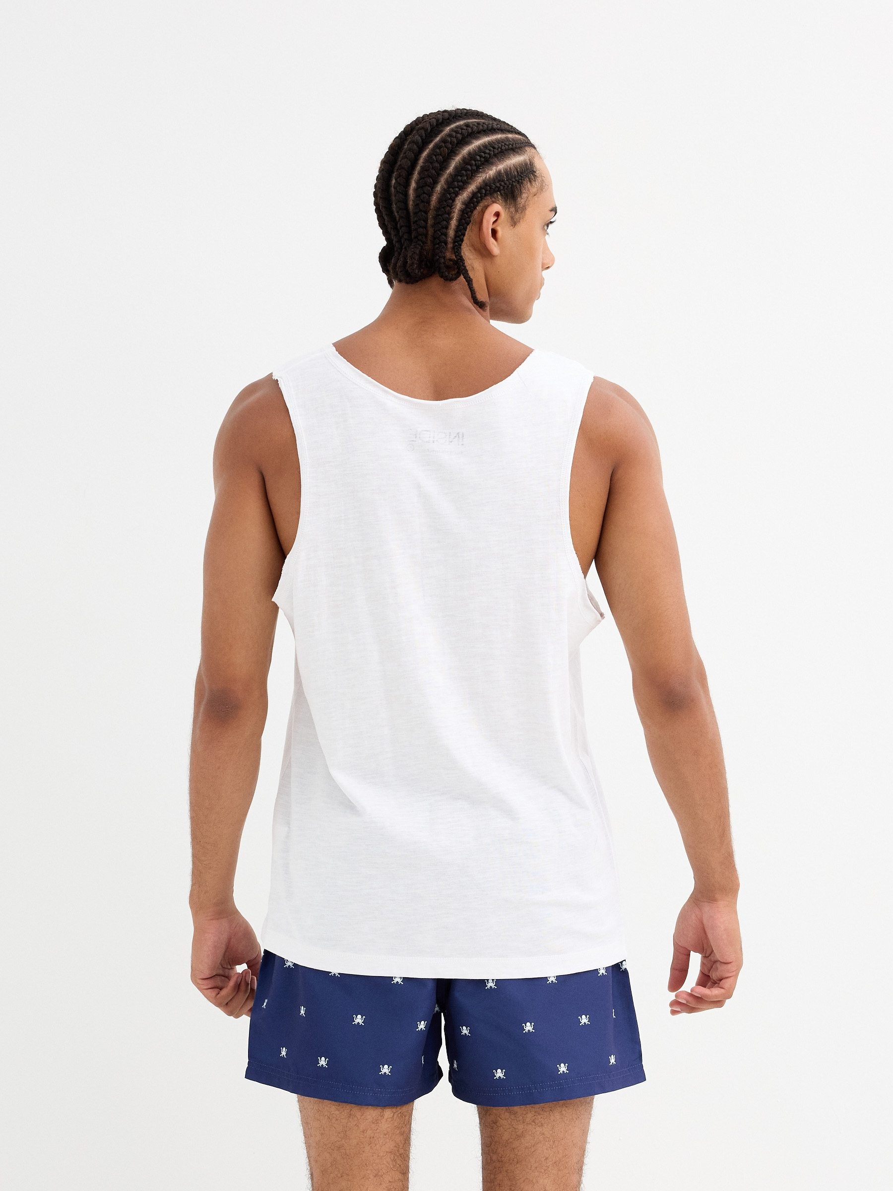 Camiseta básica de tirantes blanco vista media frontal