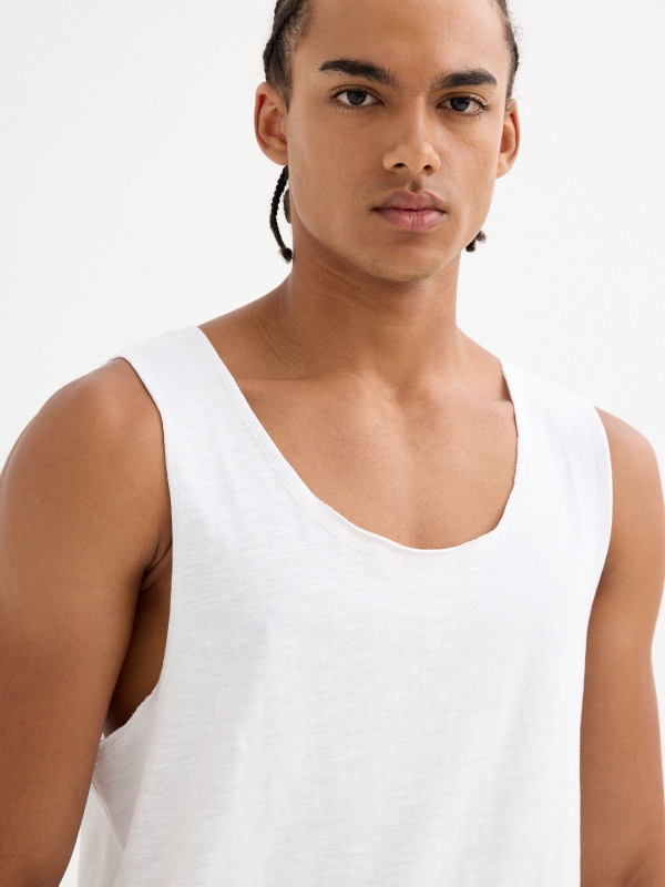 Camiseta básica de tirantes blanco vista detalle