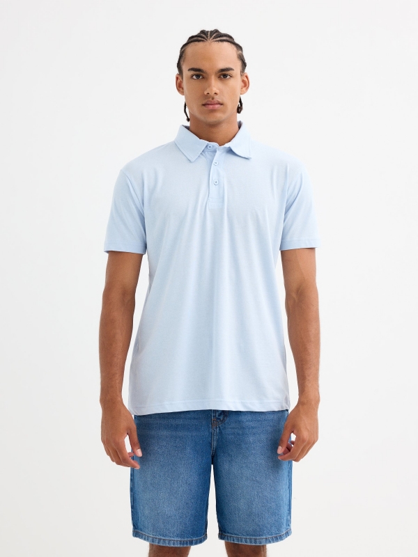 Polo básico manga curta azul claro vista meia frontal