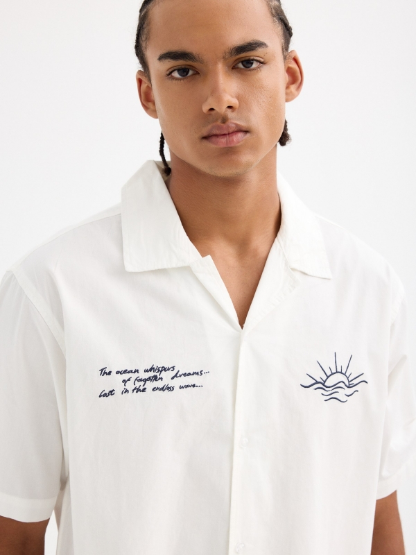 Camisa de manga curta pôr do sol branco vista detalhe