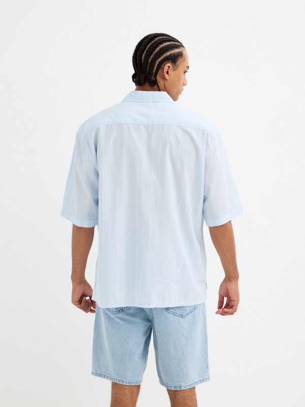 Camisa de manga curta listrada azul céu vista meia traseira