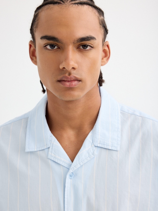 Camisa de manga curta listrada azul céu vista detalhe
