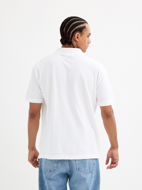 Polo básico blanco vista media trasera