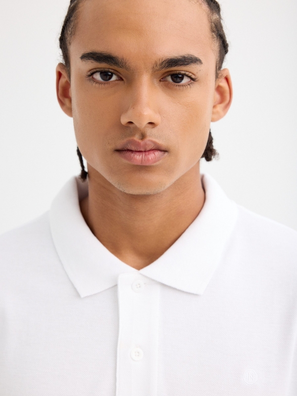Basic polo white detail view