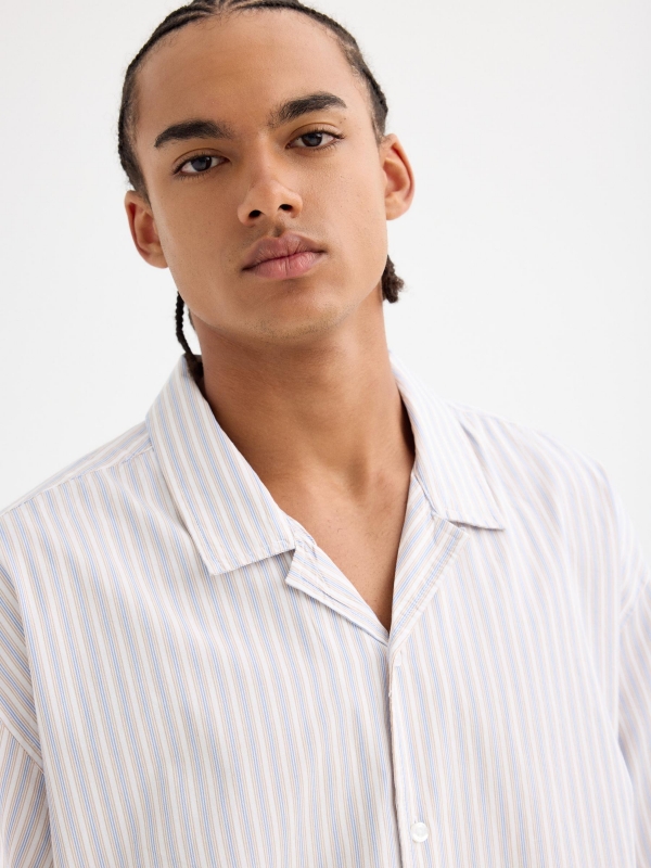 Short-sleeve shirt with two-tone stripes white detail view
