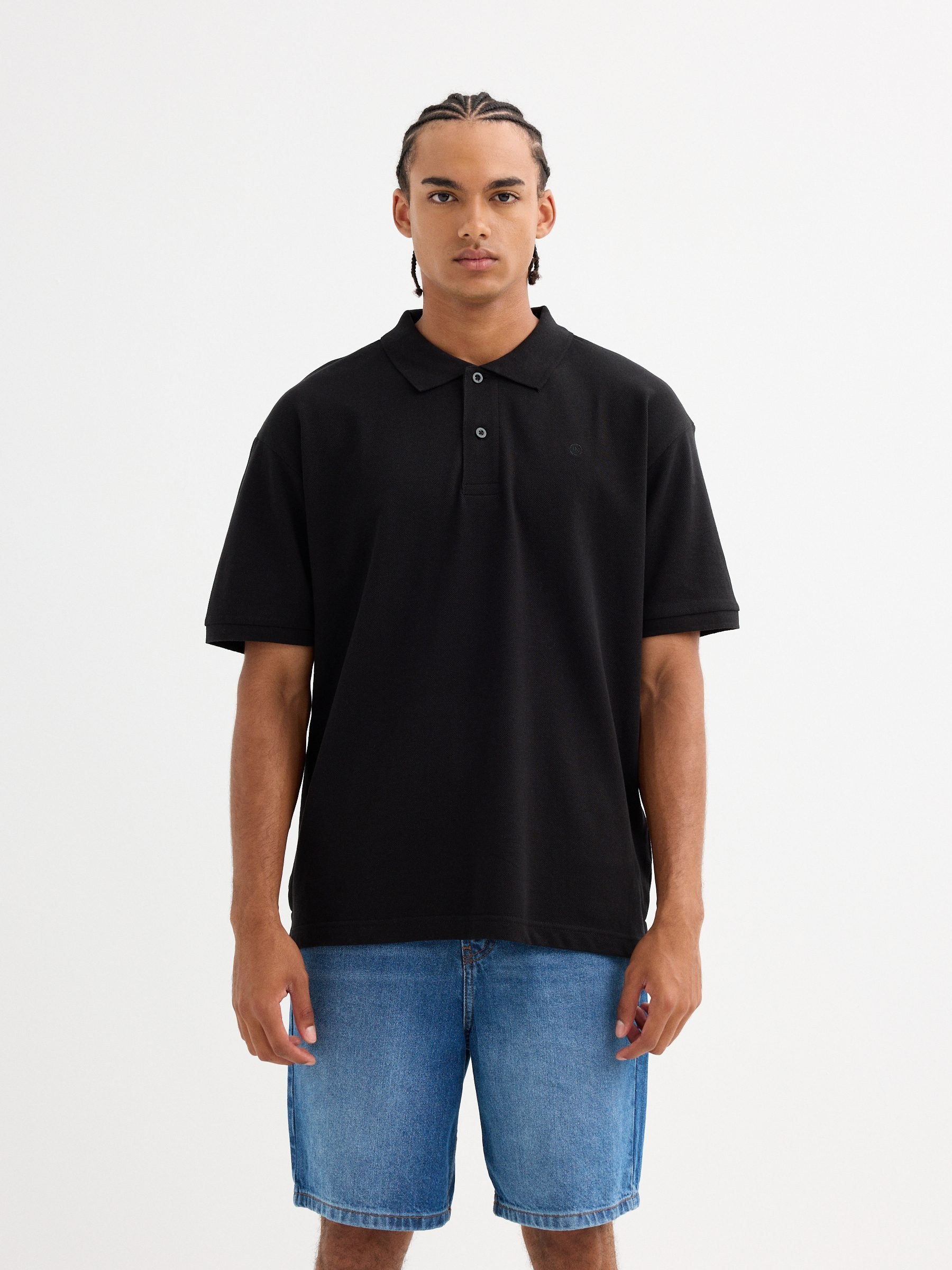 Polo básico negro vista media frontal