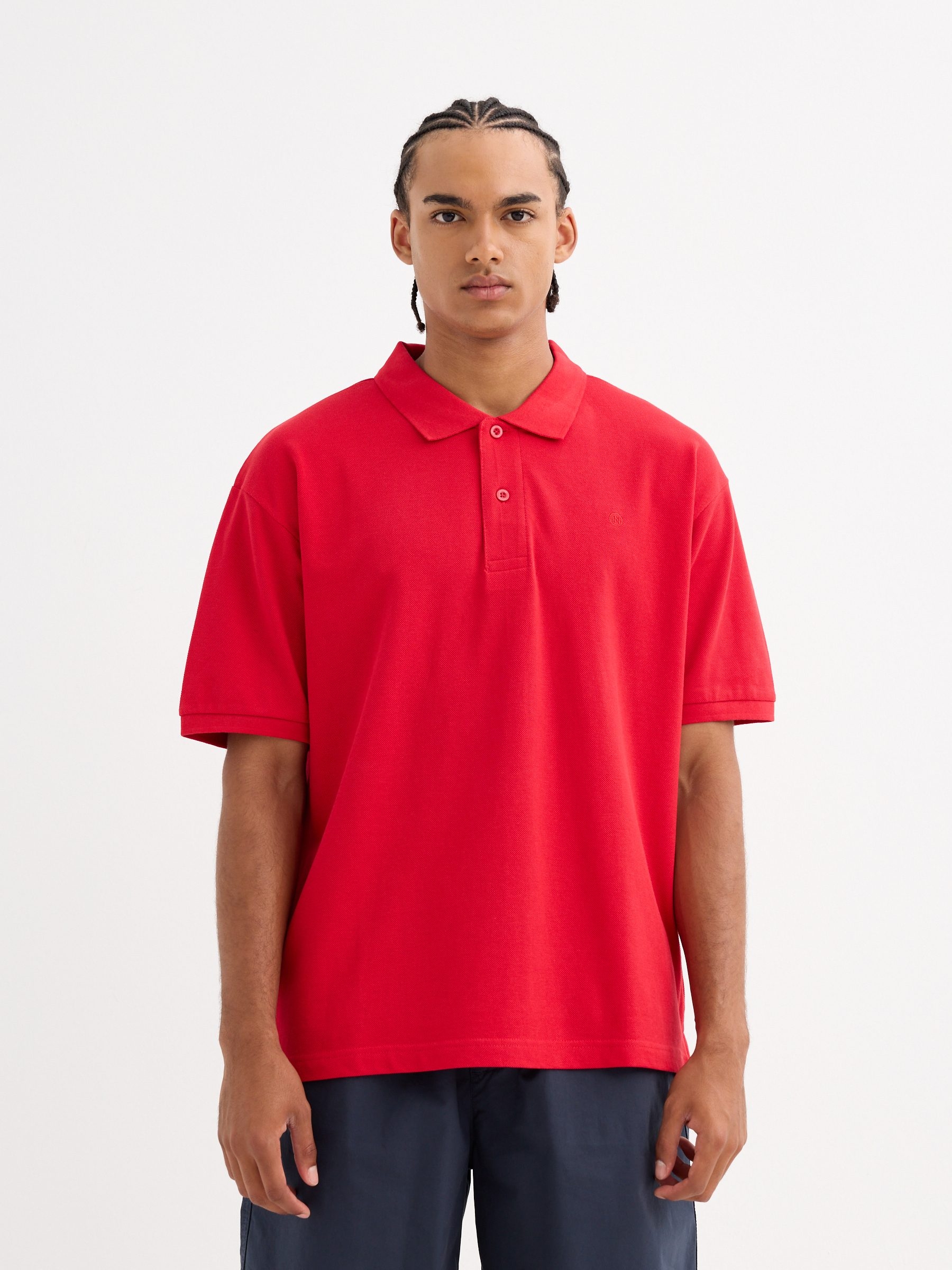 Polo básico rojo vista media frontal