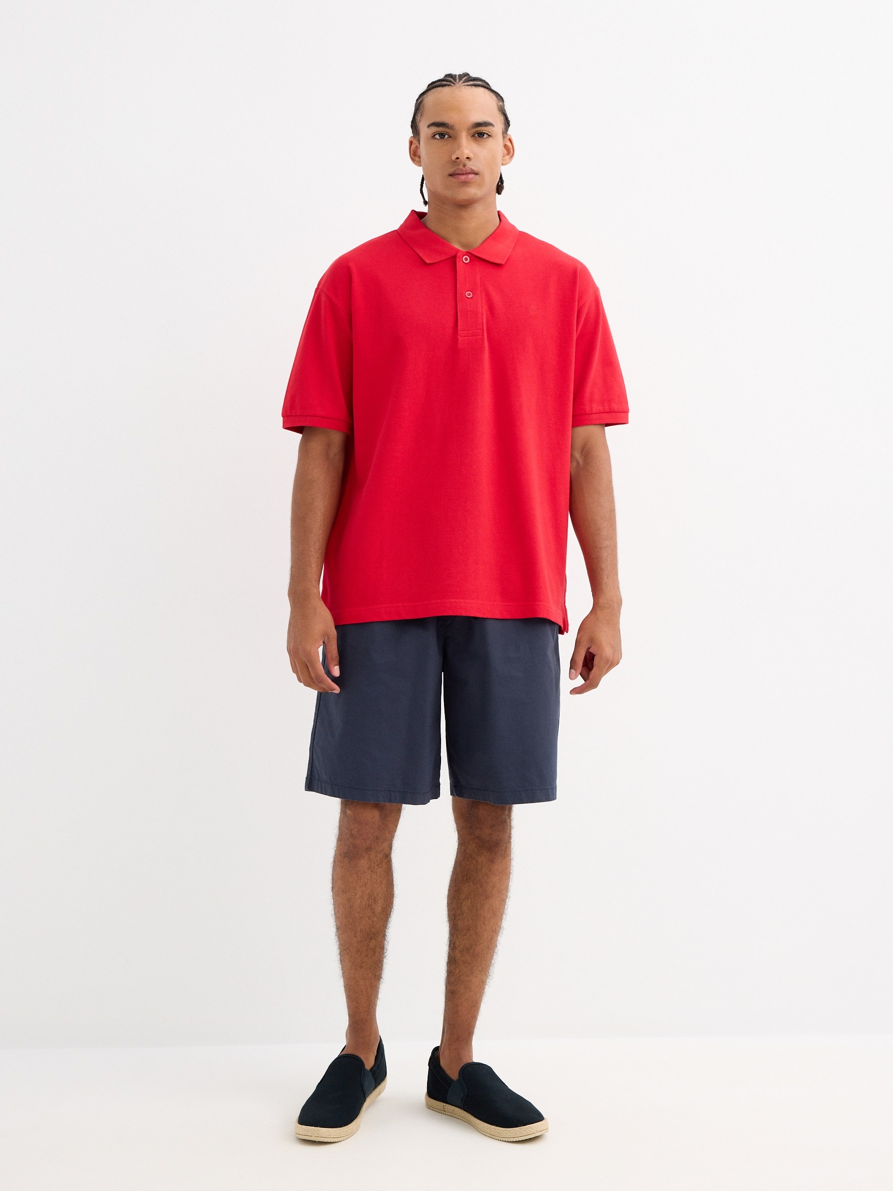Polo básico rojo vista media frontal