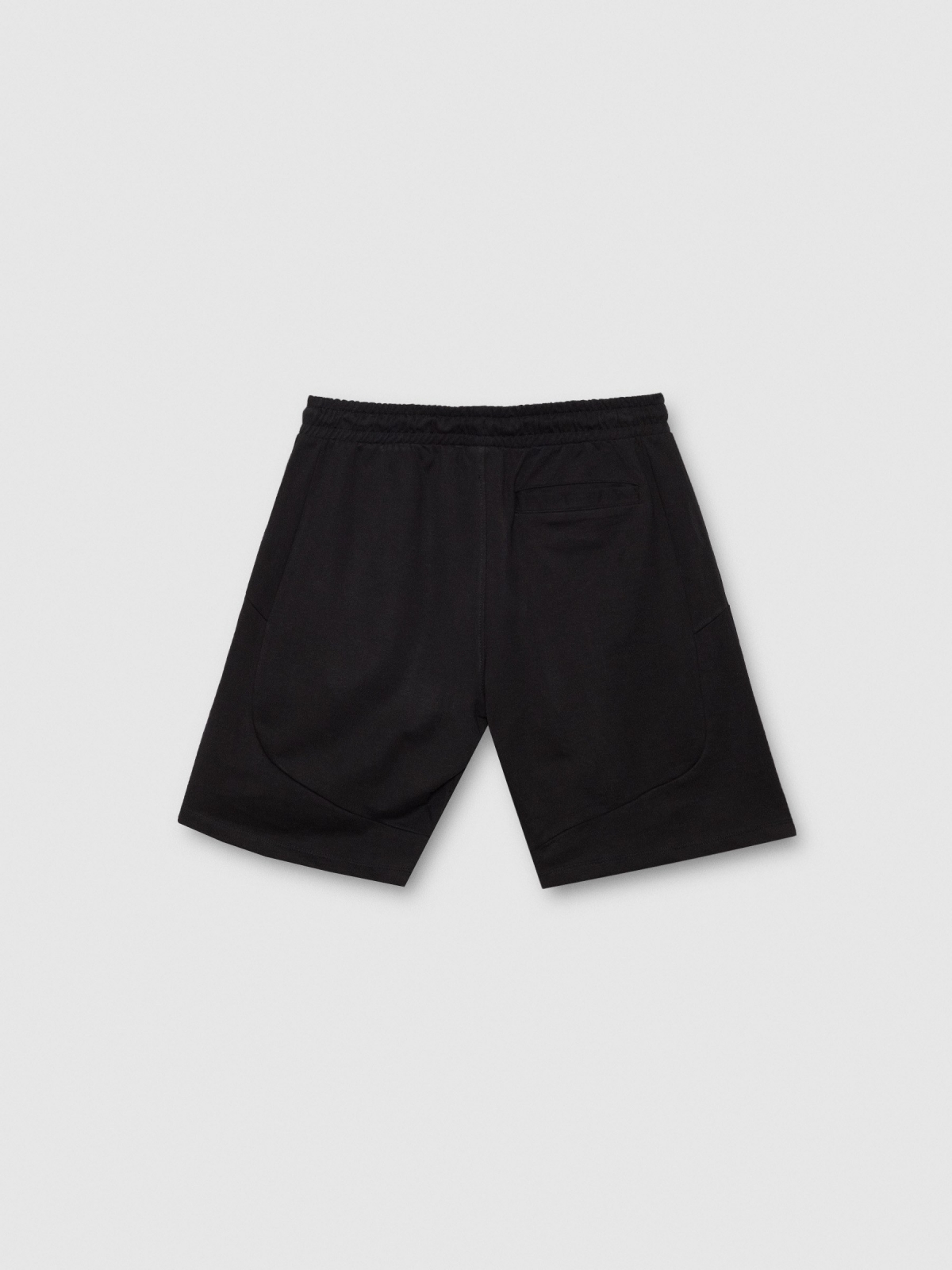 Bermuda jogger básica negro vista trasera