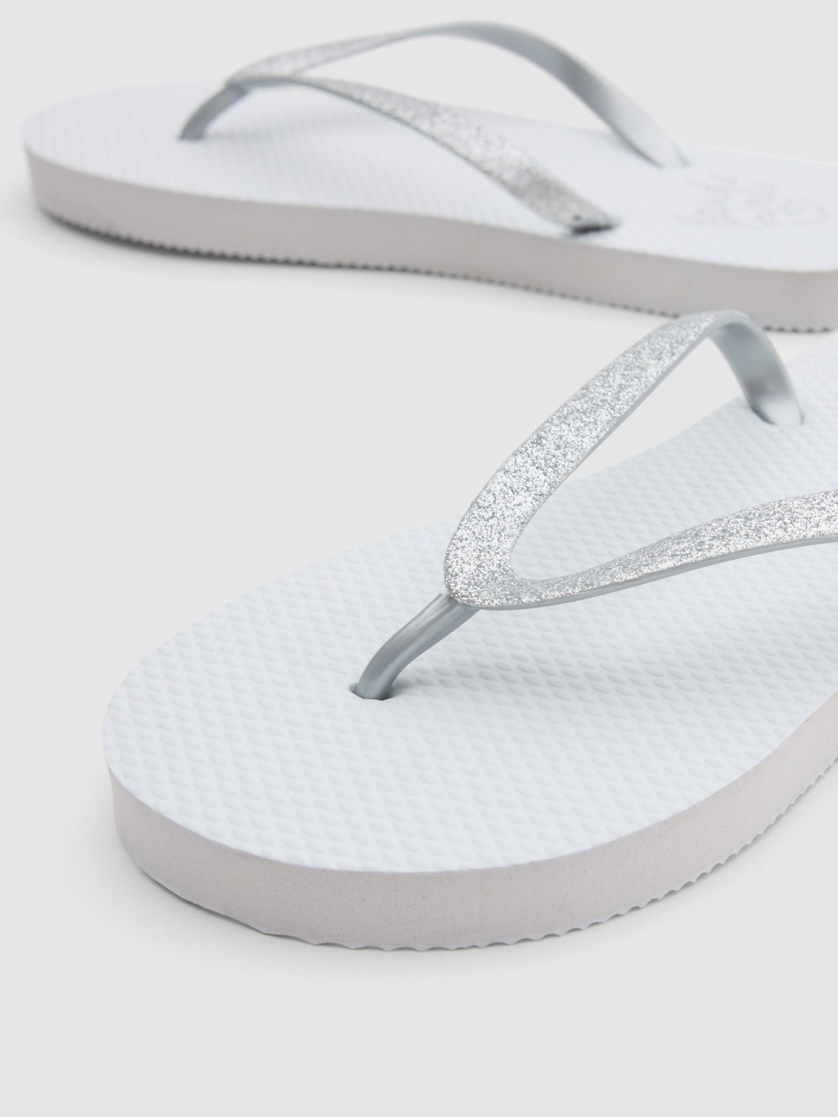 Chanclas dedo blanco blanco vista detalle