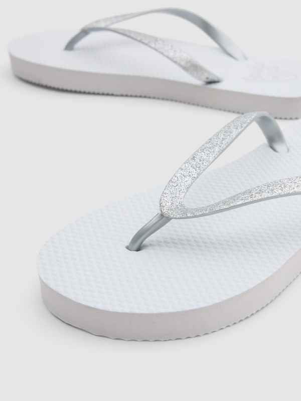 Chinelos dedo branco branco vista detalhe