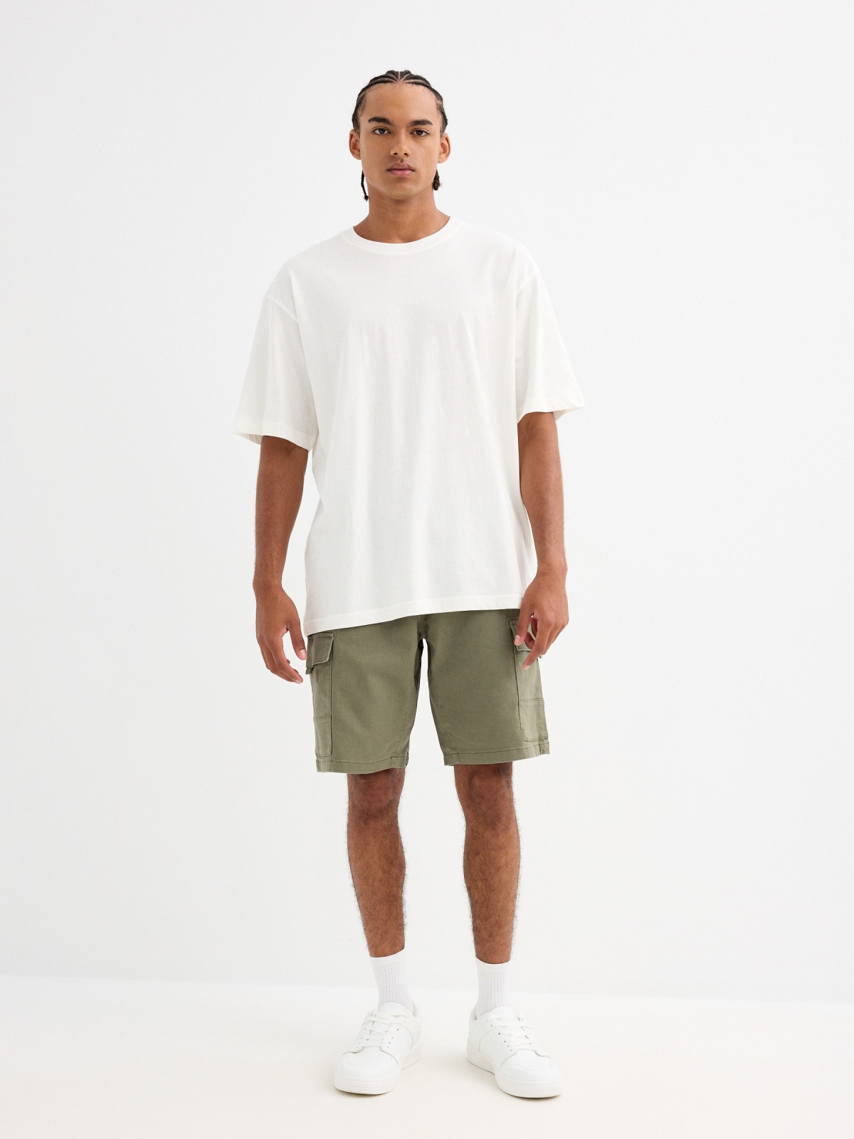 Bermuda jogger multibolsillos verde vista media frontal
