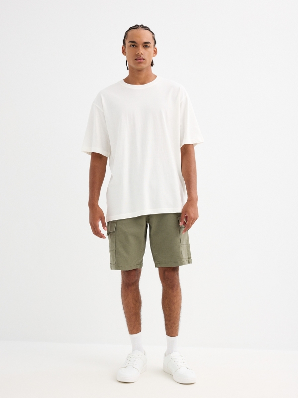 Bermuda jogger multibolsillos verde vista media frontal