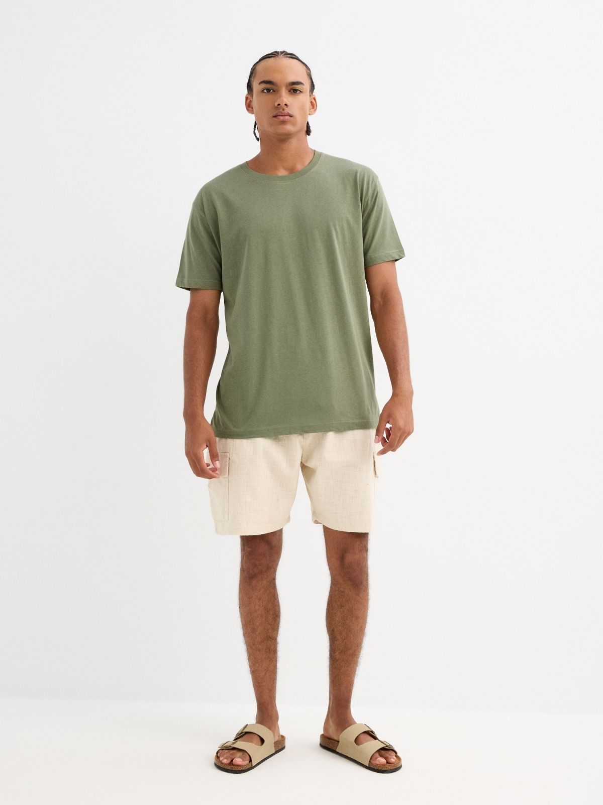 Bermuda cargo multibolsillos beige vista media frontal