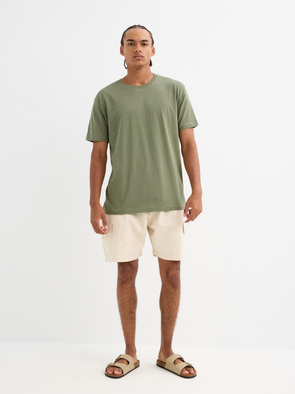 Bermuda cargo multibolsillos beige vista media frontal