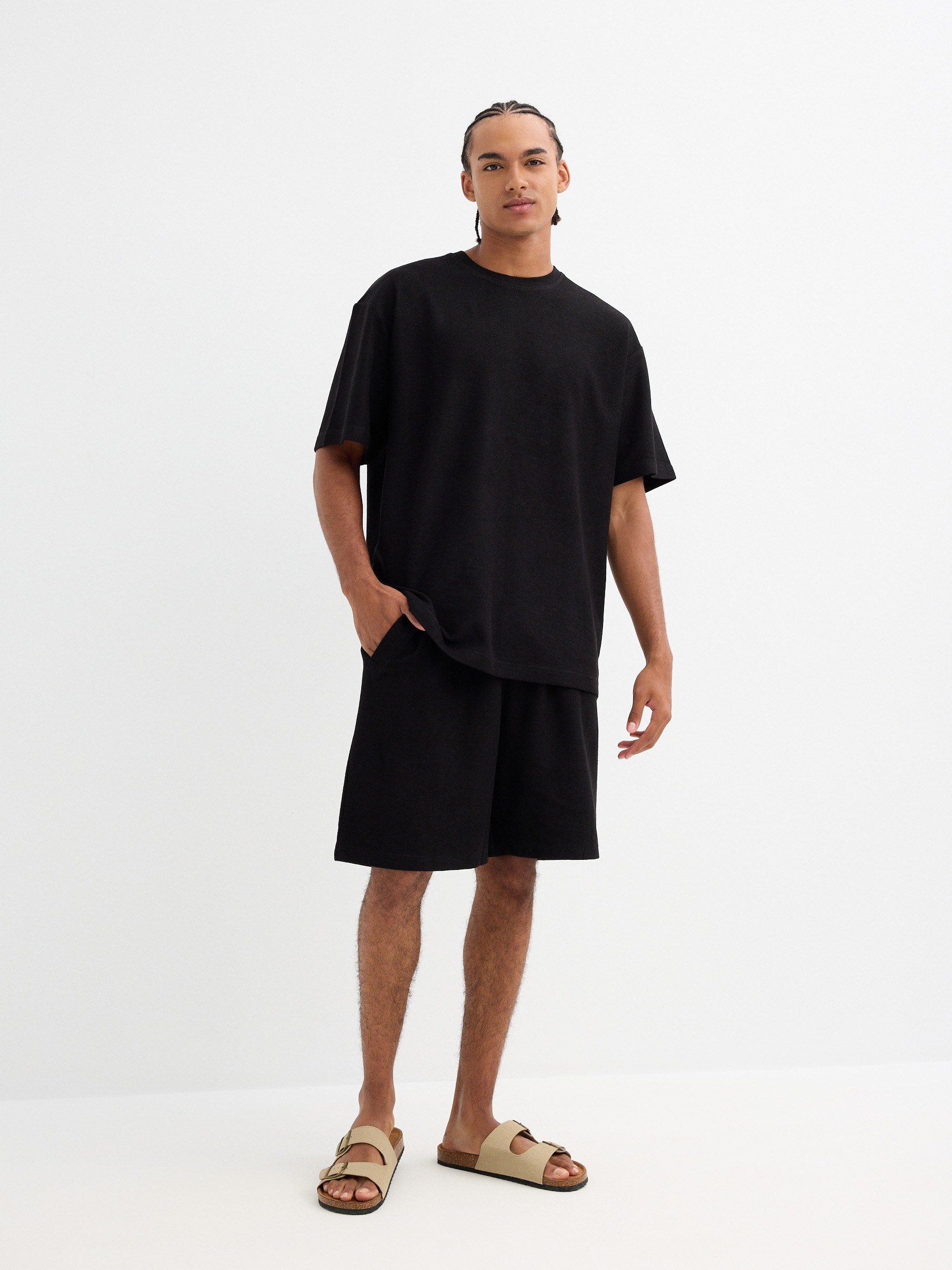 Plain sports Bermuda shorts black middle front view