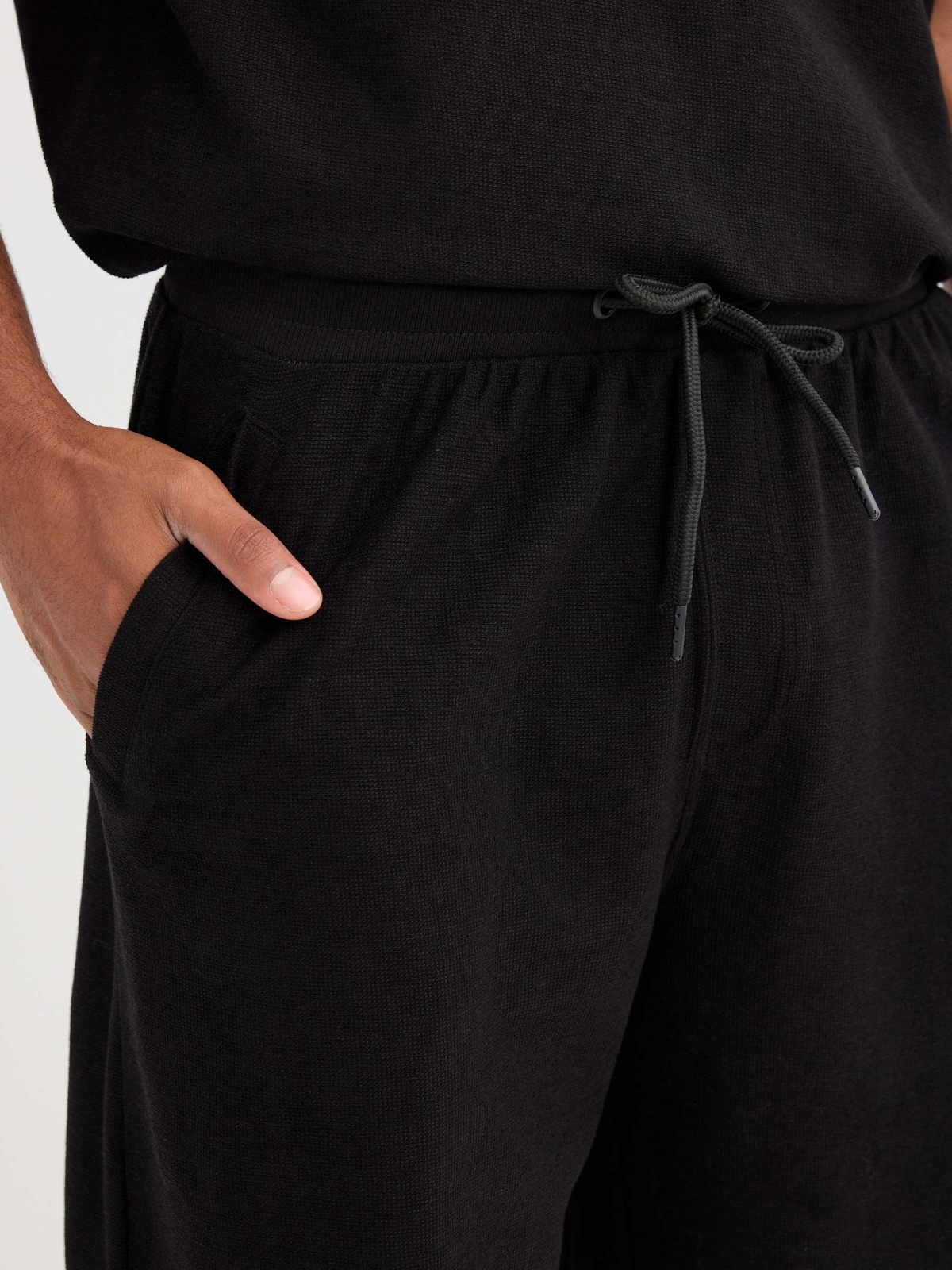 Plain sports Bermuda shorts black detail view
