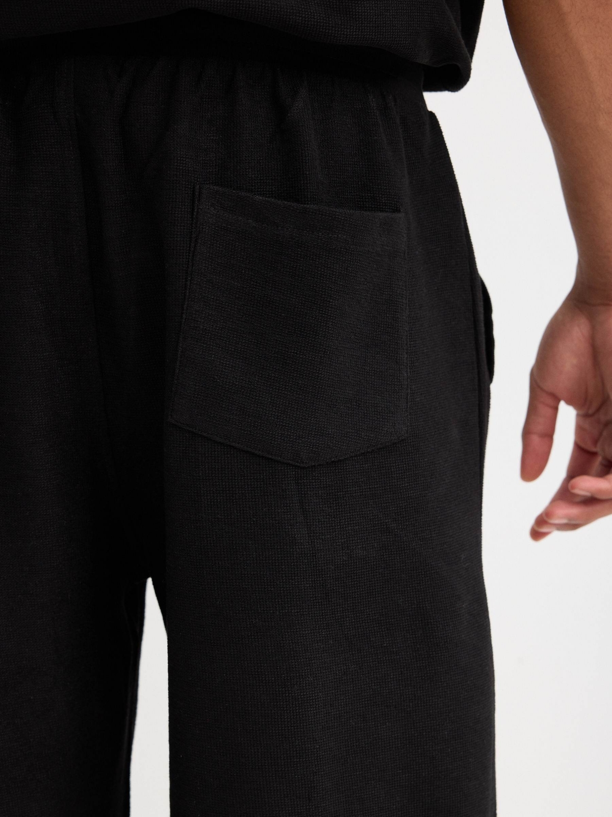 Bermuda esportiva lisa preto vista detalhe