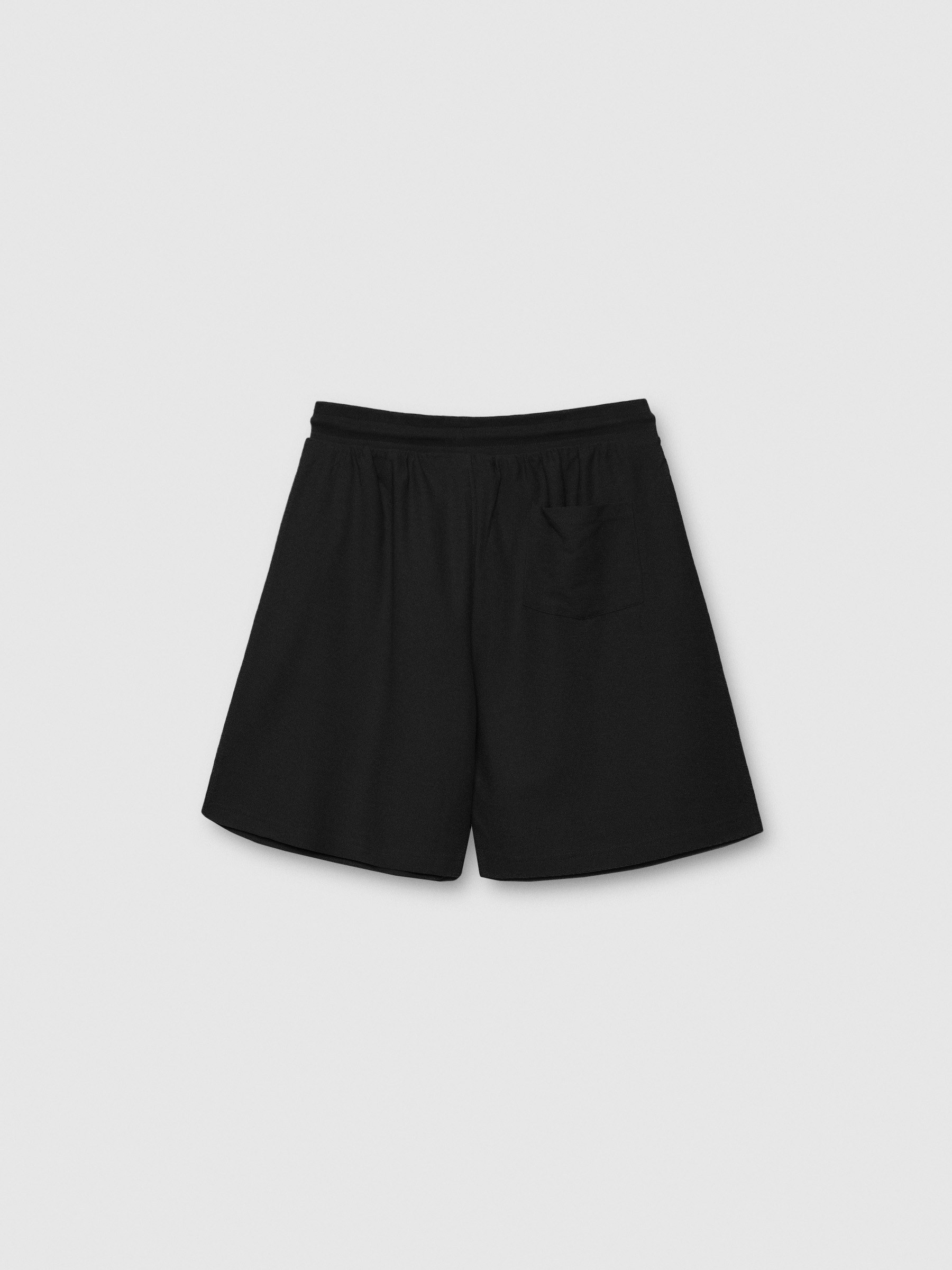 Plain sports Bermuda shorts black middle front view