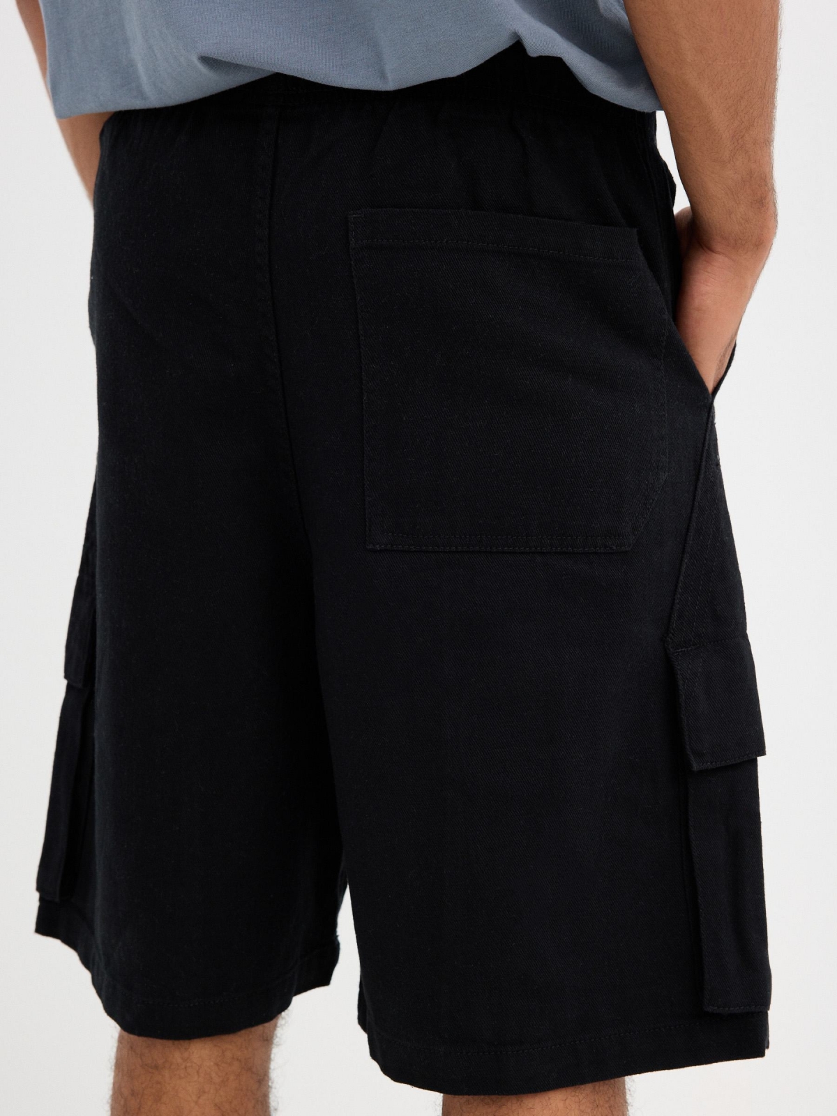 Bermuda super larga preto vista detalhe