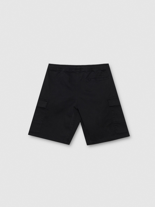 Bermuda jogger multibolsillos negro vista trasera