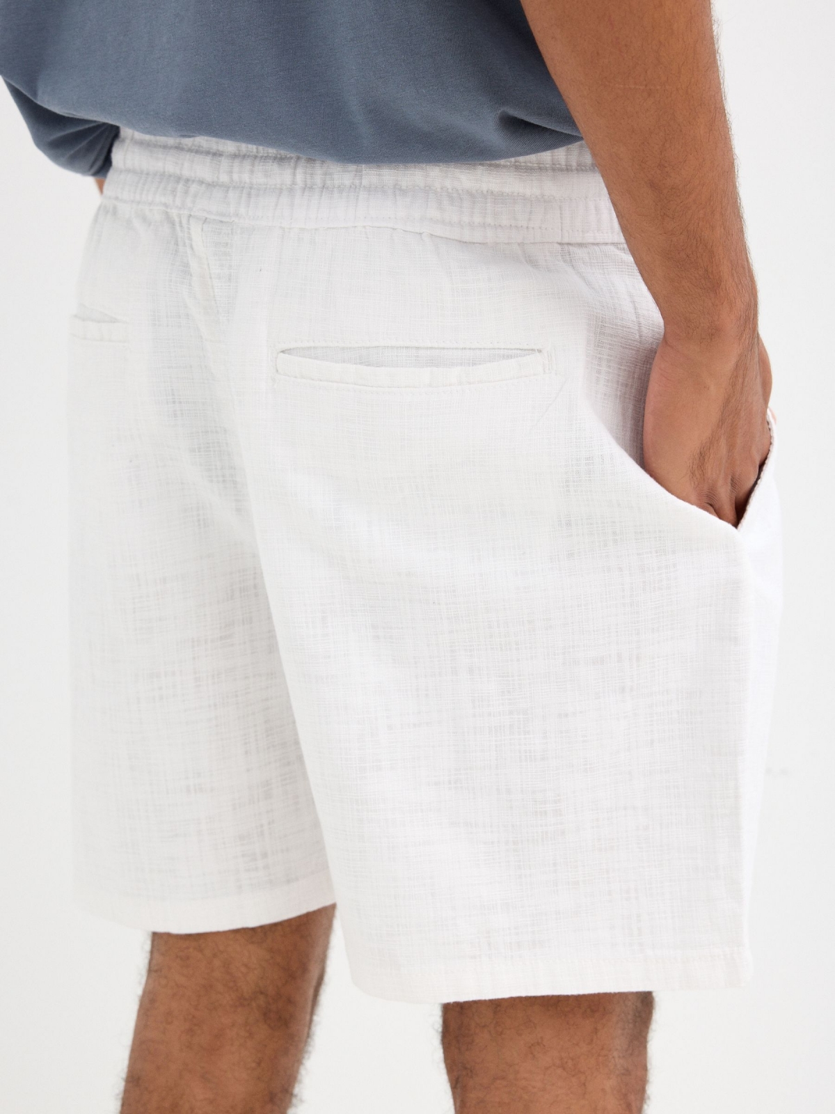 Bermuda jogger lisa blanco roto vista detalle