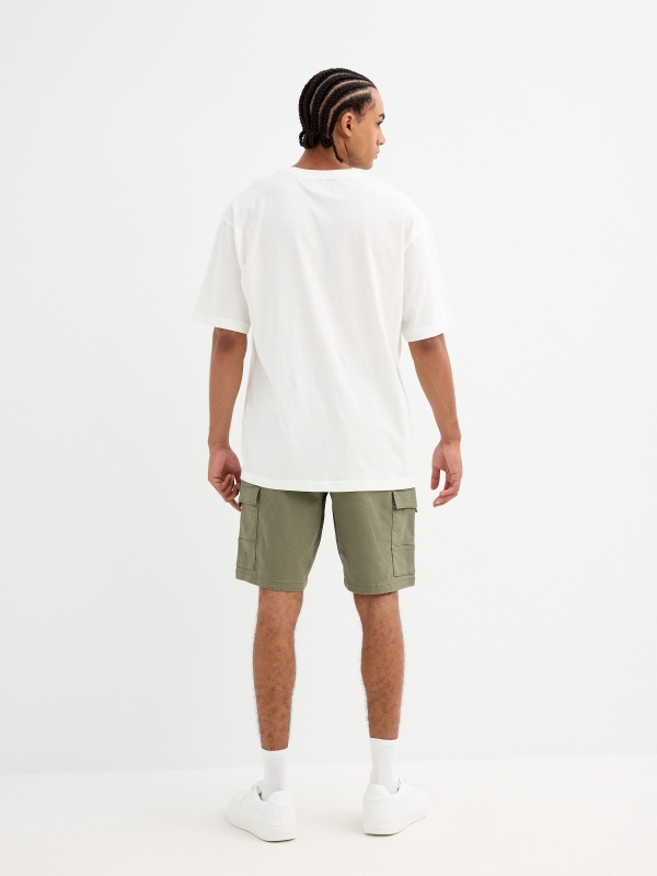 Bermuda jogger multibolsillos verde vista media trasera