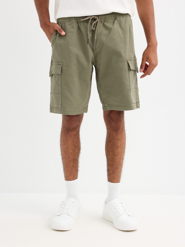 Bermuda jogger multibolsillos verde vista general frontal