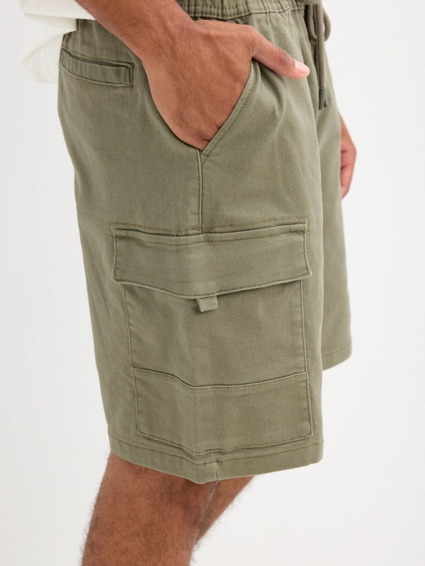 Bermuda jogger multibolsillos verde vista detalle