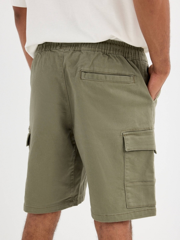 Bermuda jogger multibolsillos verde vista detalle