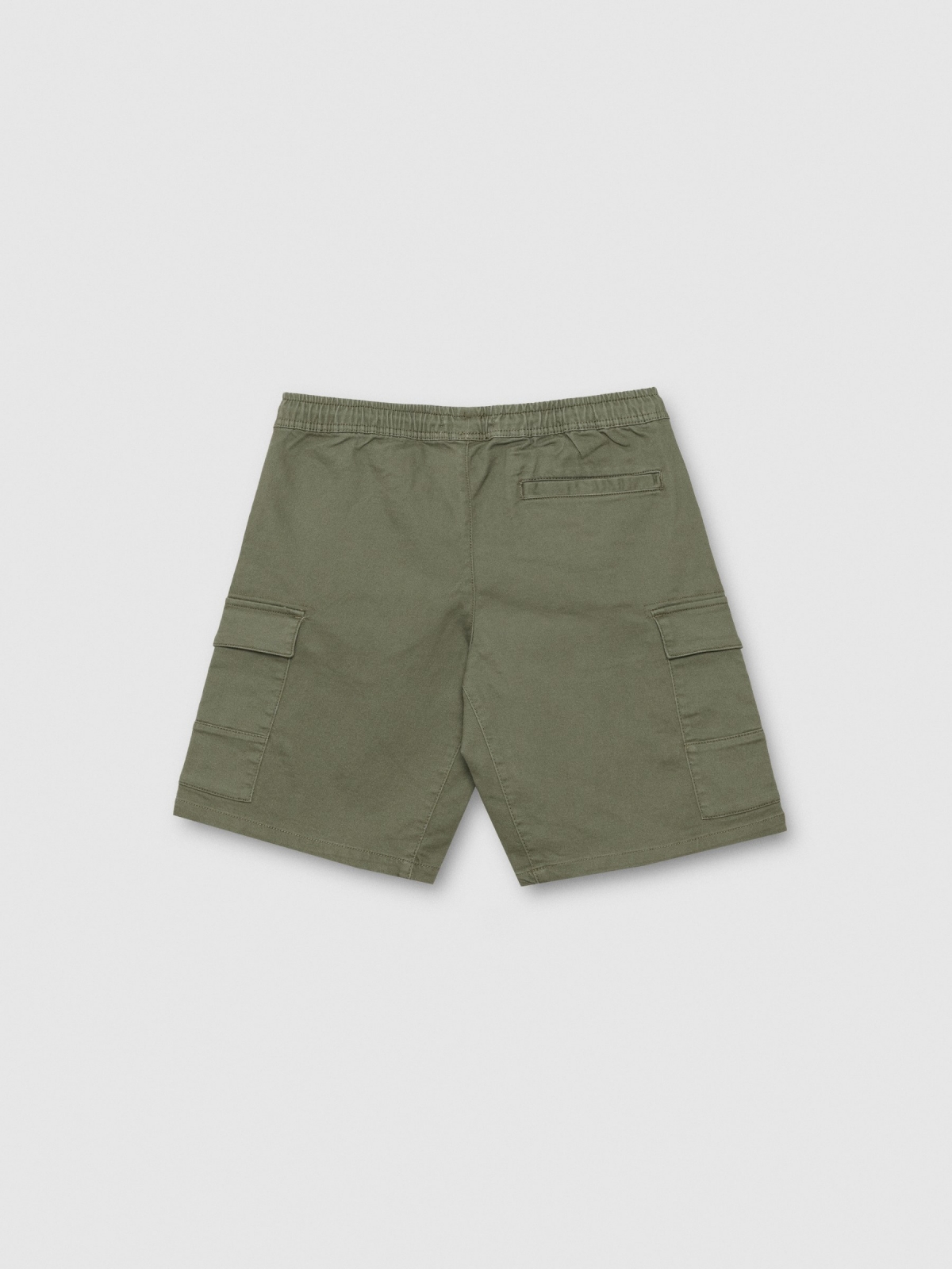 Bermuda jogger multibolsillos verde vista trasera