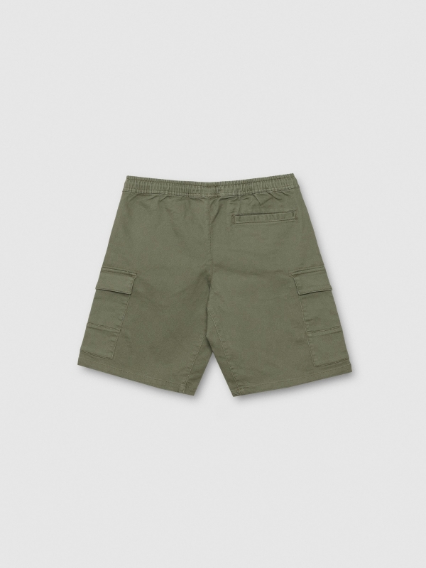 Bermuda jogger multibolsillos verde vista trasera